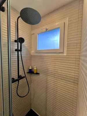 Salle de bains dans l'établissement Le Moderne - Saint-Nazaire