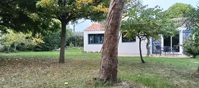 Jardin de l'établissement 500 m de la mer, jardin, 6 adultes 1 enfant