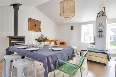 Coin salon dans l'établissement Charmante maison avec jardin à 100 m de la plage