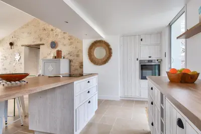 Cuisine ou kitchenette dans l'établissement Charmante maison avec jardin à 100 m de la plage
