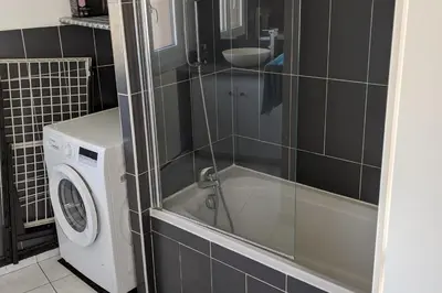 Salle de bains dans l'établissement Vue Mer avec plage à 20m Saint-Marc-sur-Mer