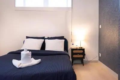 Un ou plusieurs lits dans un hébergement de l'établissement L'Onyx - Un Appartement Premium en Centre-ville, Gare SNCF à 5 min, WiFi & calme