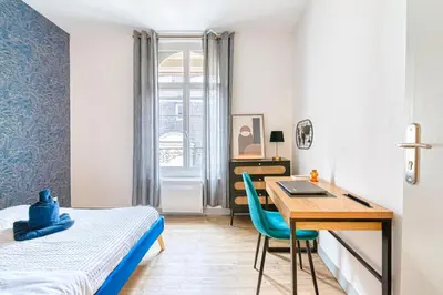 Un ou plusieurs lits dans un hébergement de l'établissement L'Onyx - Un Appartement Premium en Centre-ville, Gare SNCF à 5 min, WiFi & calme