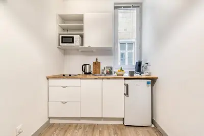 Cuisine ou kitchenette dans l'établissement L'Onyx - Un Appartement Premium en Centre-ville, Gare SNCF à 5 min, WiFi & calme
