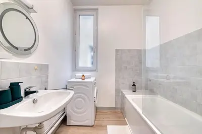 Salle de bains dans l'établissement L'Onyx - Un Appartement Premium en Centre-ville, Gare SNCF à 5 min, WiFi & calme