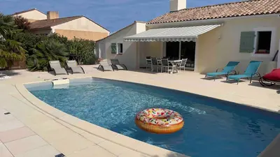 Piscine de l'établissement Comme chez vous, ailleurs et proche de l'océan ou située à proximité