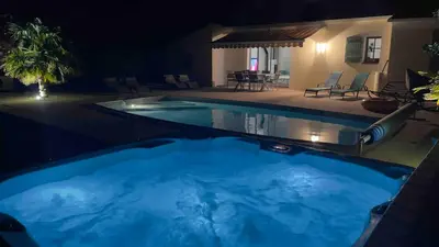 Piscine de l'établissement Comme chez vous, ailleurs et proche de l'océan ou située à proximité