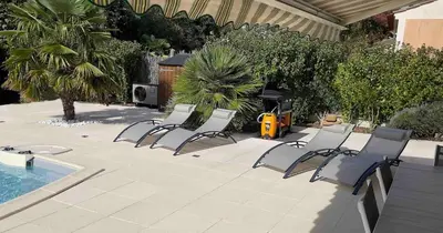 Piscine de l'établissement Comme chez vous, ailleurs et proche de l'océan ou située à proximité