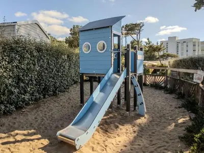Aire de jeux pour enfants de l'établissement Chalet avec Terrasse - Cuisine équipée - API-1-52-1425