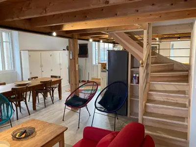 Coin salon dans l'établissement Atelier l'Hirondelle climatisé
