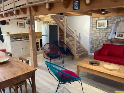 Coin salon dans l'établissement Atelier l'Hirondelle climatisé