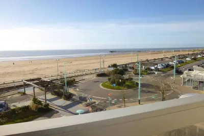 Vue générale sur la mer ou vue sur la mer prise depuis l'appartement