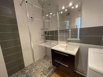 Salle de bains dans l'établissement SH290-046 - Appart studio cabine 4 couchages SAINT HILAIRE DE RIEZ