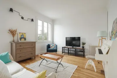 Télévision ou salle de divertissement dans l'établissement Appartement Spacieux et Lumineux en Centre-Ville