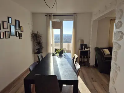 Plan de l'établissement Appartement lumineux avec balcons et tram au pied