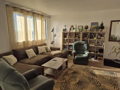 Plan de l'établissement Appartement lumineux avec balcons et tram au pied