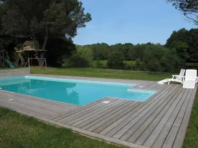 Piscine de l'établissement Gîte confortable avec jardin et piscine commune - FR-1-306-1325 ou située à proximité