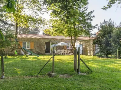 Jardin de l'établissement Gîte confortable avec jardin et piscine commune - FR-1-306-1325