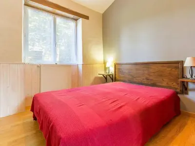 Un ou plusieurs lits dans un hébergement de l'établissement Gîte confortable avec jardin et piscine commune - FR-1-306-1325