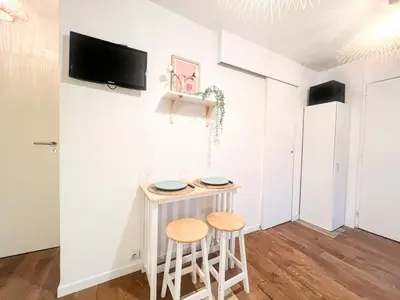 Télévision ou salle de divertissement dans l'établissement Studio cosy Centre-ville, proche gare et plage