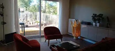 Coin salon dans l'établissement Maison Sous Les Chênes