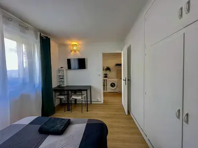 Télévision ou salle de divertissement dans l'établissement Studio proche Zenith & Atlantis