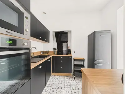 Cuisine ou kitchenette dans l'établissement Maison à 50m de la mer, 8 adultes 3 enfants