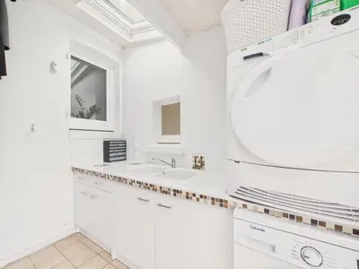 Cuisine ou kitchenette dans l'établissement Maison à 50m de la mer, 8 adultes 3 enfants
