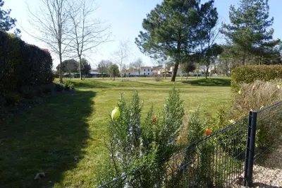 Jardin de l'établissement SG300-086 Mais 4 pièces 6 couchages L'AIGUILLON SUR VIE