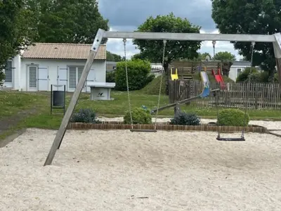 Aire de jeux pour enfants de l'établissement Gîte confortable de 2 chambres avec terrasse à Maché - API-1-52-1242