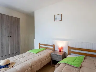 Un ou plusieurs lits dans un hébergement de l'établissement Gîte confortable avec terrasse et jardin - 4 personnes - API-1-52-1258
