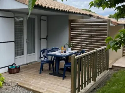 Balcon ou terrasse dans l'établissement Gîte confortable avec terrasse et jardin - 4 personnes - API-1-52-1258
