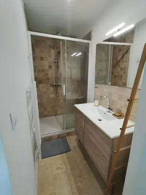 Salle de bains dans l'établissement Maison chaleureuse et nature