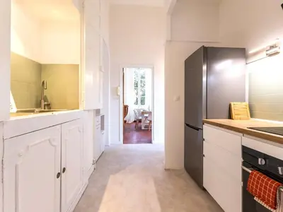 Cuisine ou kitchenette dans l'établissement Gîte Charmant au Château - Wifi & Parking Inclus - FR-1-306-1329