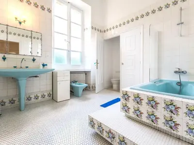 Salle de bains dans l'établissement Gîte Charmant au Château - Wifi & Parking Inclus - FR-1-306-1329