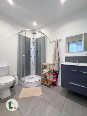 Salle de bains dans l'établissement Tranquiloue - Studio pratique proche Puy du Fou