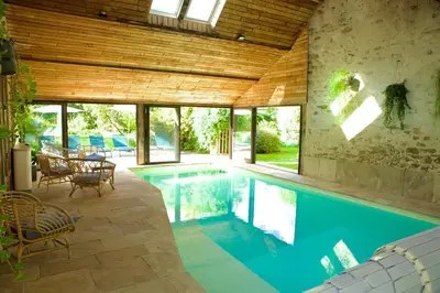 Piscine de l'établissement Manoir+piscine chauffée : offre WE dimanche inclus ou située à proximité