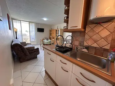Cuisine ou kitchenette dans l'établissement Appartement proche plage, balcon, parking privé - FR-1-224C-364