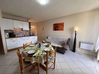 Cuisine ou kitchenette dans l'établissement Appartement proche plage, balcon, parking privé - FR-1-224C-364
