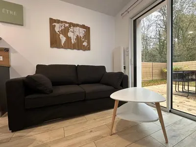 Coin salon dans l'établissement Maison 'Home Bien-Être' 30m2 avec terrasse et jardin