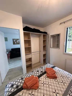 Un ou plusieurs lits dans un hébergement de l'établissement Maison 'Home Bien-Être' 30m2 avec terrasse et jardin