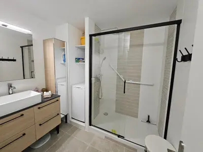 Salle de bains dans l'établissement Appartement T3 en centre ville avec vue mer