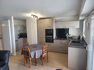 Cuisine ou kitchenette dans l'établissement Appartement T3 en centre ville avec vue mer