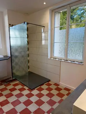 Salle de bains dans l'établissement Maison sur les hauteurs de la ville