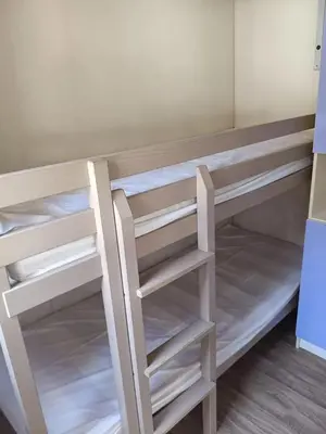 Un ou plusieurs lits superposés dans un hébergement de l'établissement Chalet moderne à Saint-Hilaire-de-Riez avec piscine