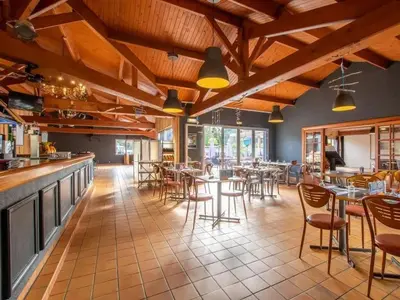 Restaurant ou autre lieu de restauration dans l'établissement Chalet moderne à Saint-Hilaire-de-Riez avec piscine