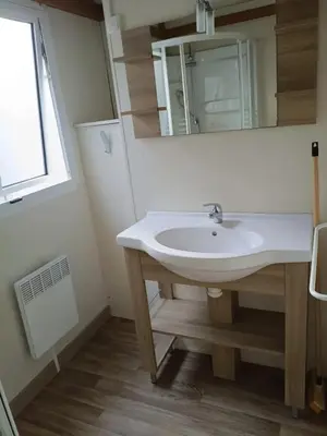 Salle de bains dans l'établissement Chalet moderne à Saint-Hilaire-de-Riez avec piscine