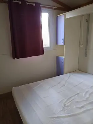 Un ou plusieurs lits dans un hébergement de l'établissement Chalet moderne à Saint-Hilaire-de-Riez avec piscine
