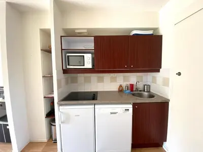 Cuisine ou kitchenette dans l'établissement Cottage T3 avec terrasse sur le Golf - piscine
