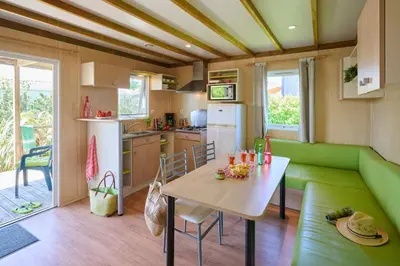 Cuisine ou kitchenette dans l'établissement Camping les Chalands Fleuris
